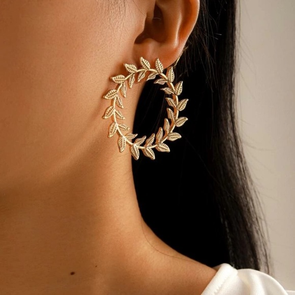 n/a Jewelry - Leaf Design Round Stud Earrings